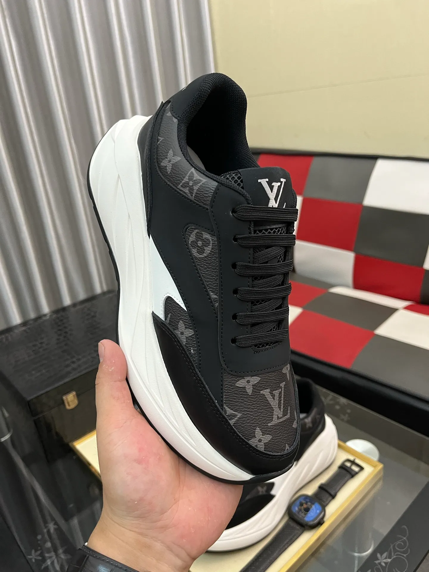 Men's shoes💰438⌚️⌚️《Louis vuitton/LV Louis Vuitton》original quality.~ Unique modern style sneakers. 🏃A must-have casual shoe for trendy men😍😍 Original brand imported from Italy, imported original leather, cowhide lining (refuses to discolor and grind feet) sole: original sole provided by the original factory, French lazy style design ⚠️Fit to the feet, original quality, super comfortable original sole. Code number: 38-442️⃣Colors available
